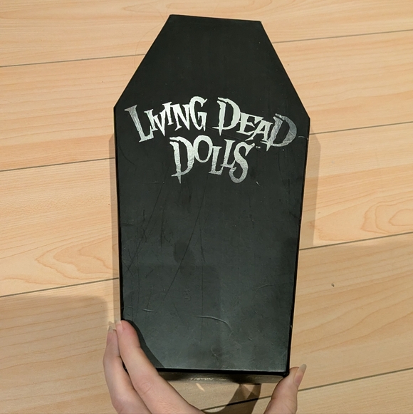 Living Dead Doll - Red Riding Hood - Picture 2 of 8